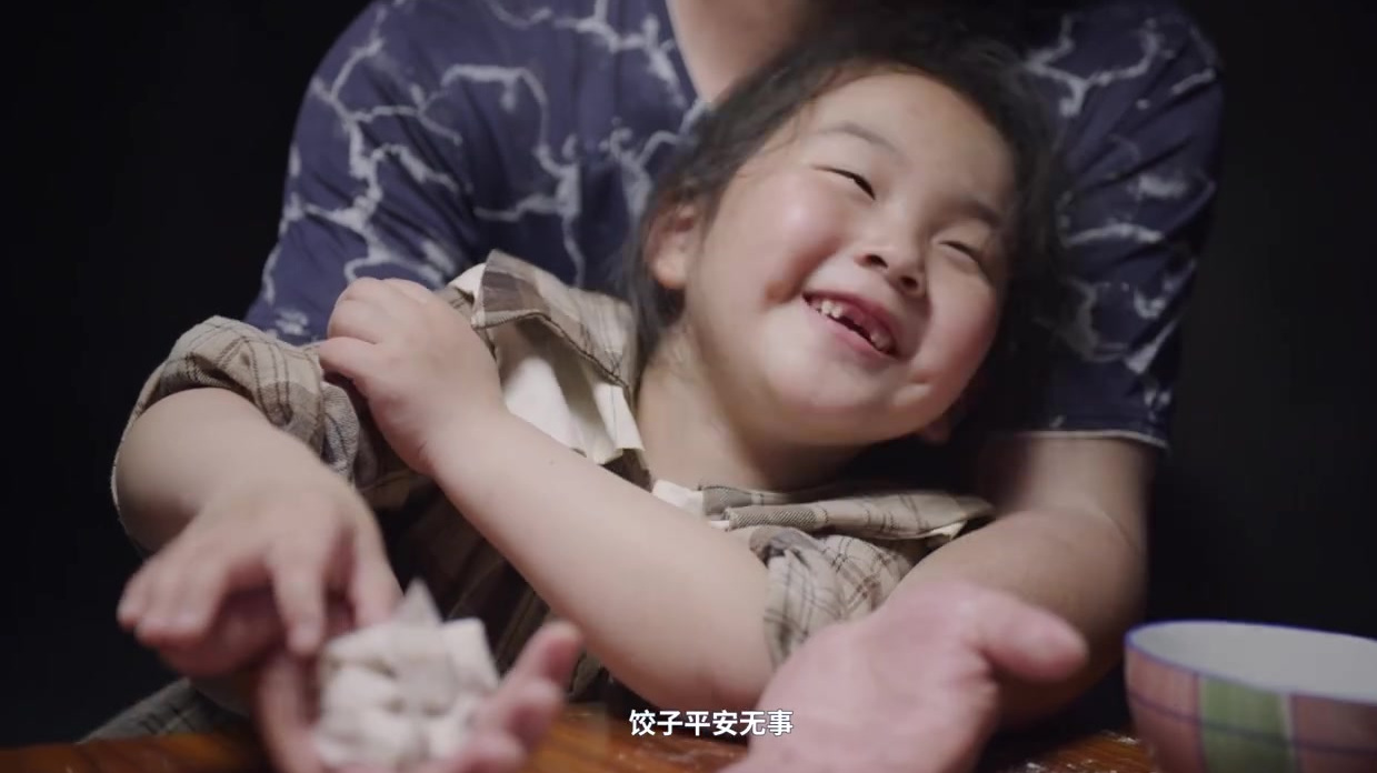 明太鱼有多少种“隐藏吃法”?四果汤到底有多好吃?可爱小女孩竟在短短时间内和摄像师成为“好朋
