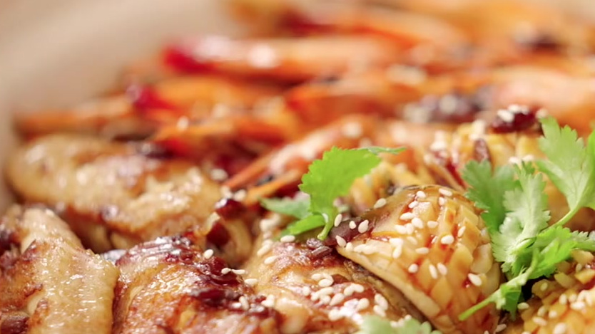 【萝卜羊肉粉丝煲】羊肉和萝卜绝对是冬日里的神仙搭配,炖上一锅热乎乎的萝卜羊肉粉丝煲,暖身又