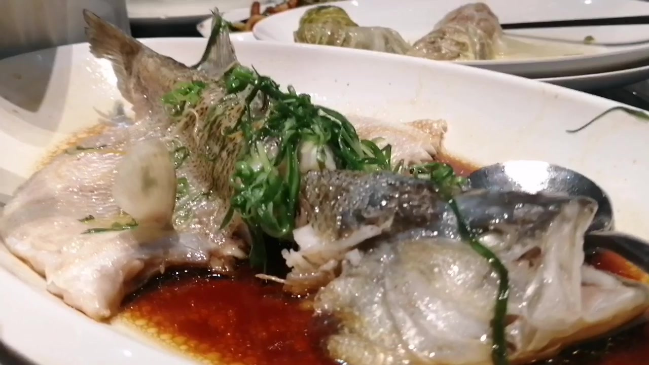 #美食年货节# 吃海鲜过年啦!到南宁集味奇餐厅吃年夜饭,杨桃杂鱼汤、蒸鱼、炸沙丁鱼等,各种