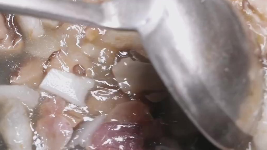 了不起的贵阳美食·【吴宫保烧三鲜】北方的地三鲜里有茄子土豆青椒,号称“下饭神器”。而这道贵