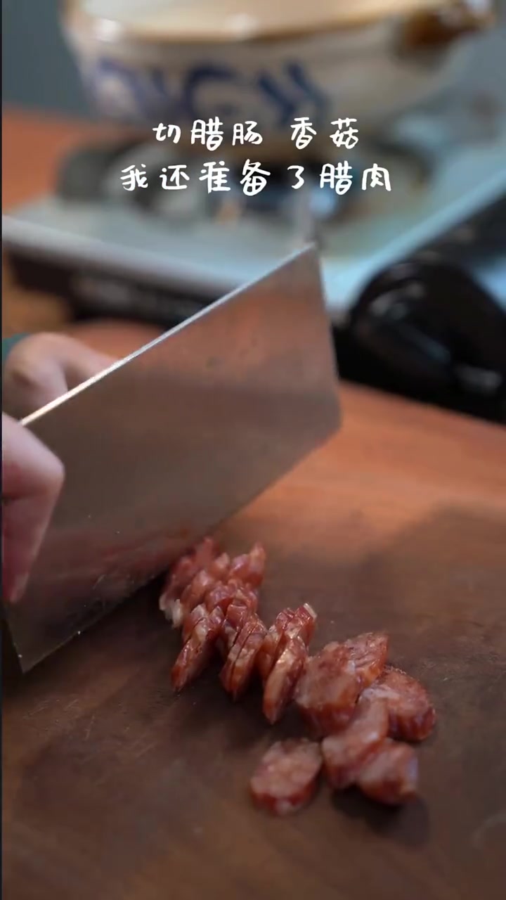 #中午吃什么# 今日听闻女子家中熏腊肉将自己熏倒了,在这里小编温馨提示:不要在屋内、楼顶、