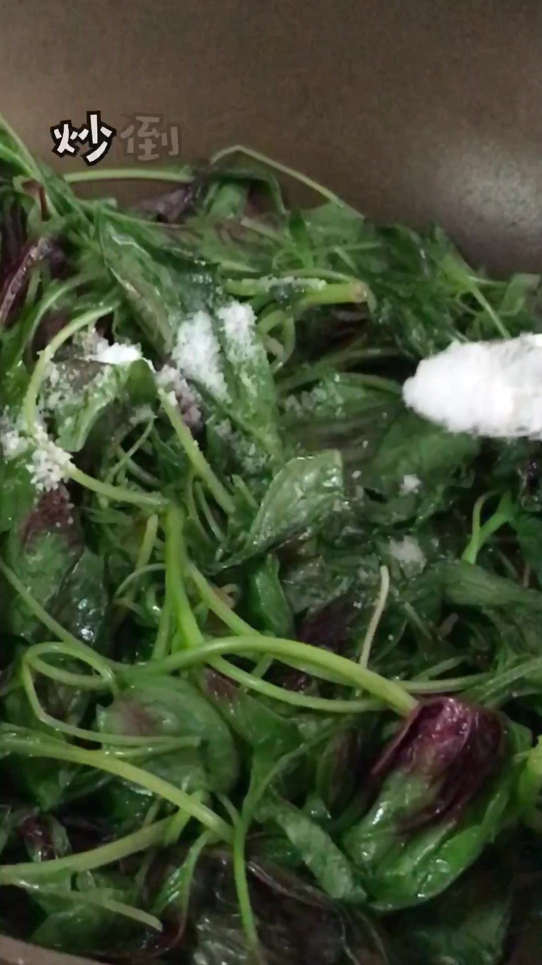 炒苋菜没有蒜,味道减一半 炒苋菜有几瓣蒜一点盐就足够了,真的是太好吃了。 南方人很幸福哦,
