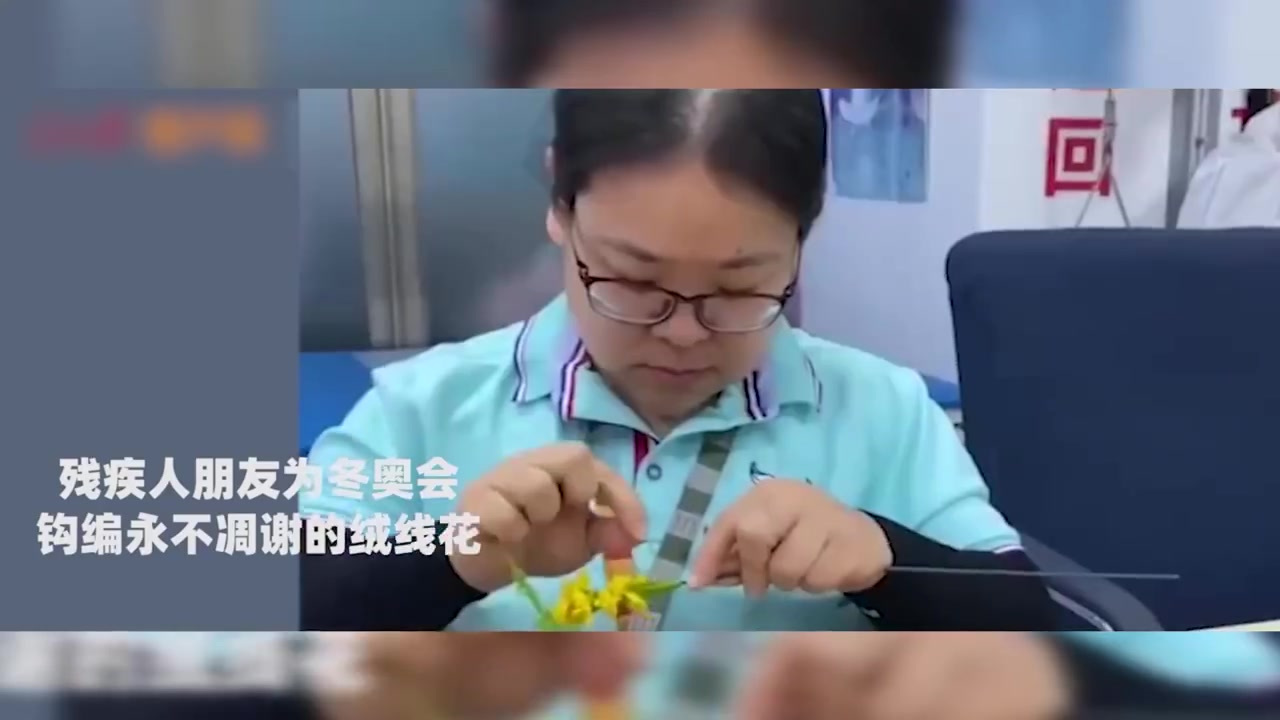 中国人遇到冬奥会有多浪漫?边疆牧民骑马高举国旗送中国健儿出征,67岁奶奶重返冰场迎接冬奥到