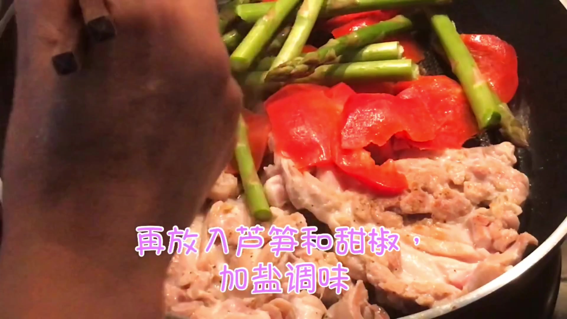 鸡腿这样做比吃肉过瘾,一滴汤汁不放过 简单好味道,百吃不厌的鸡腿饭。 从下厨房到饭菜上桌,