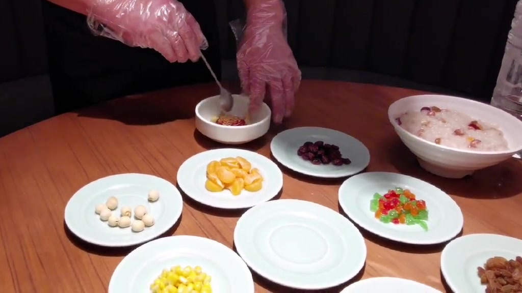 #寻找河南传统年味# 【“寻味河南”秘制八宝饭的制作秘籍】1月27日,郑州鲁班张葱烧海参绿