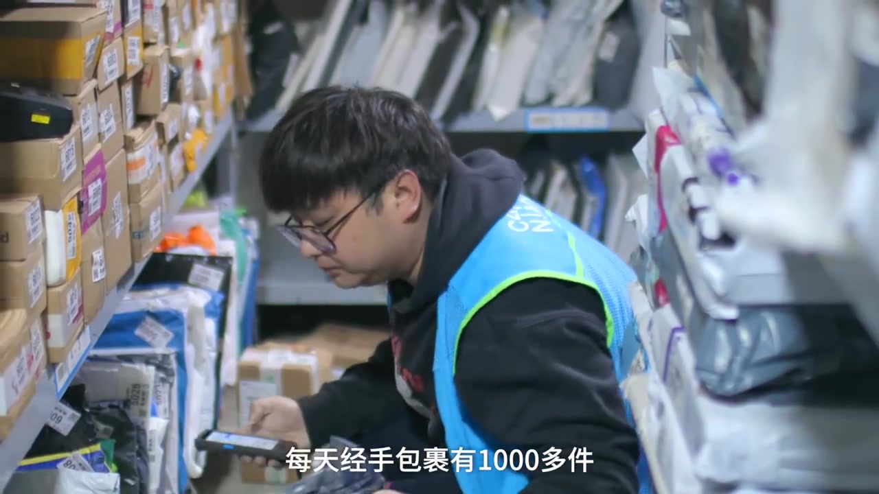 【平凡人的春节坚守被驿站里的年味暖到】春节临近,买新衣、收特产,上海4万多人工厂里的小年轻