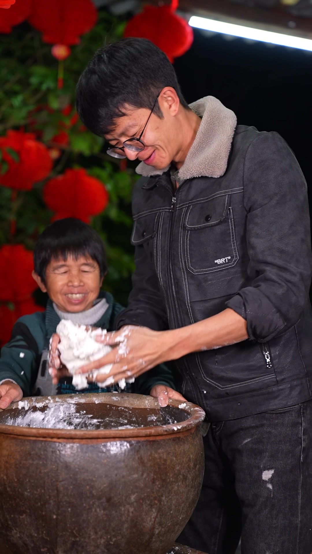 做年糕是庆贺新年的传统,香甜软糯,满是年味和童年回忆