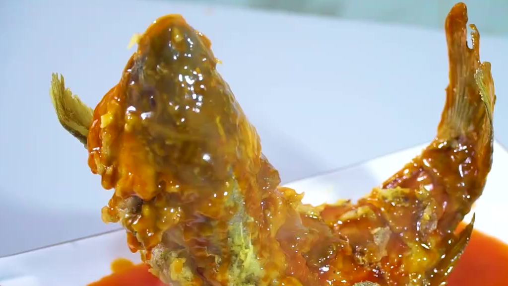 糖醋鲤鱼是鲁菜的代表菜之一。教你家常糖醋鲤鱼做法,外酥里嫩,酸甜可口,更有鲤鱼跃龙门之意。