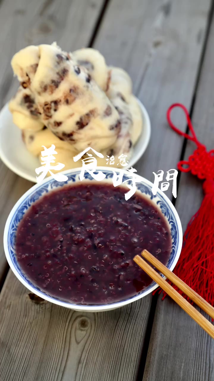 蜜红豆卷祝您新春快乐! 春节的早餐不光要有饺子,元宵,还要蒸大馍,蒸蒸日上日子红红火火! 