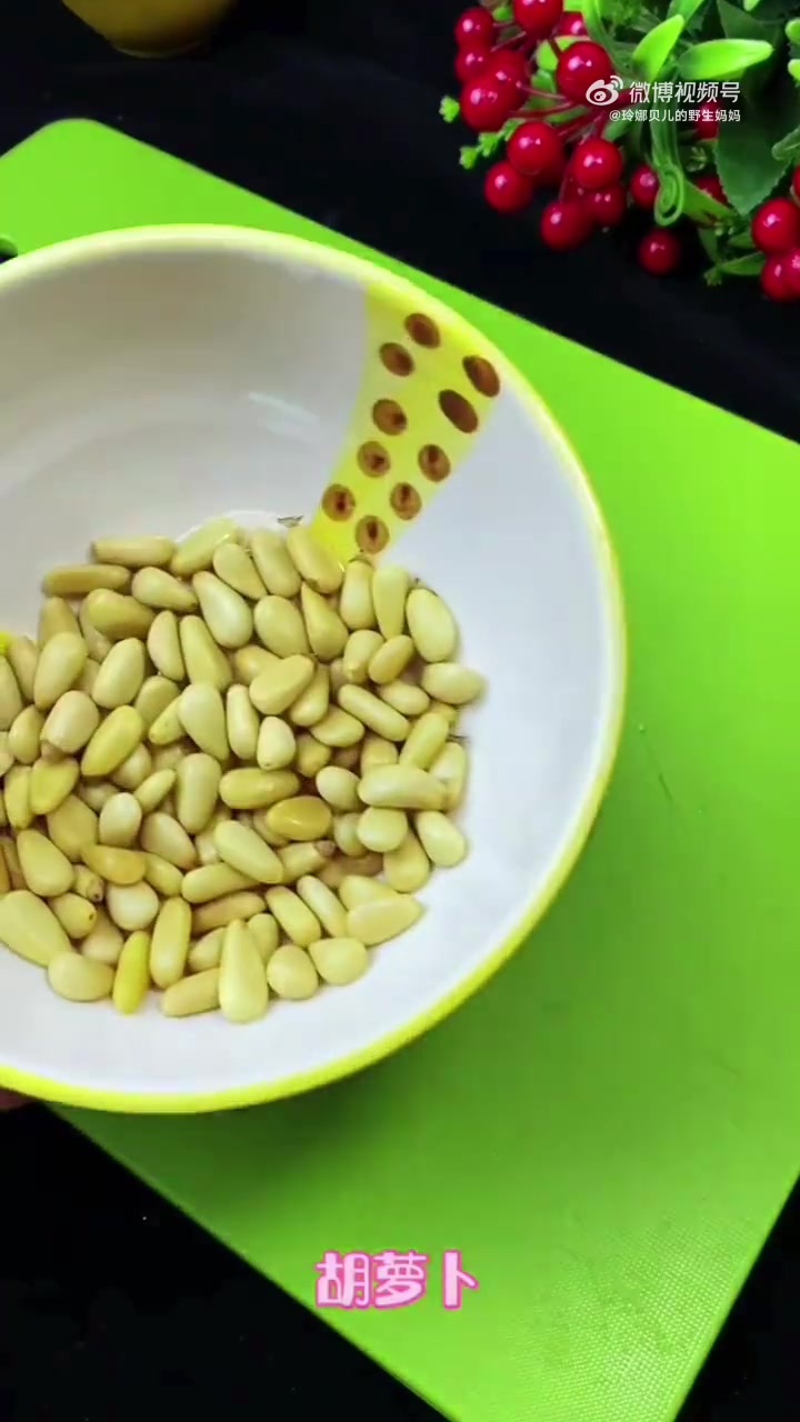 #舌尖上的武汉# 松子玉米虾仁,年夜饭餐桌上必备的一道菜,老人小朋友都喜欢,清爽解腻松子酥