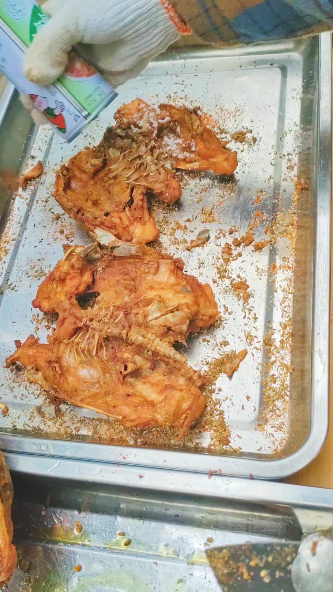 炊大房手撕鸡架 每天出摊遭疯抢,有那么好吃吗?
