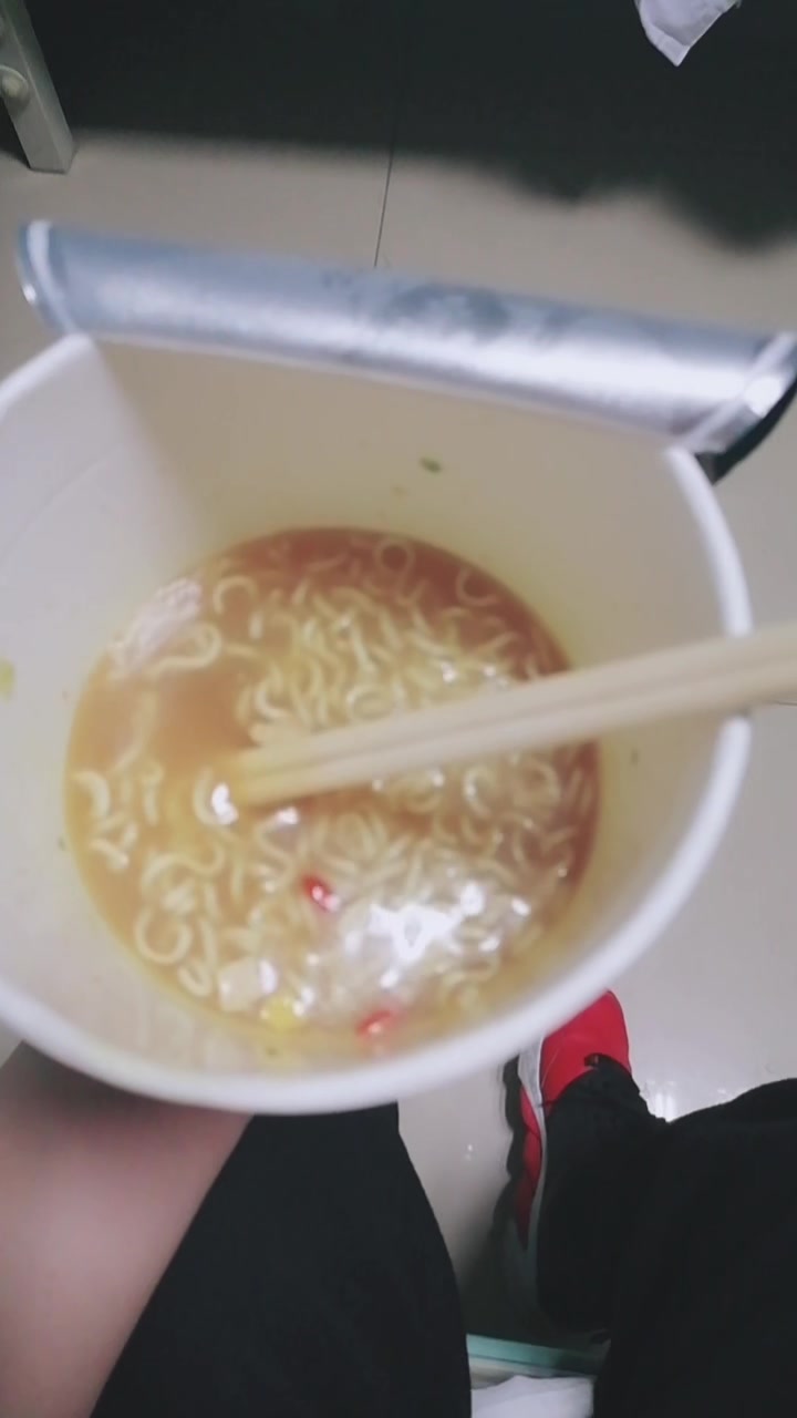 巴口香牛肉10块,泡面5块,香肠2块,酸奶三块,二十块钱饱饱的