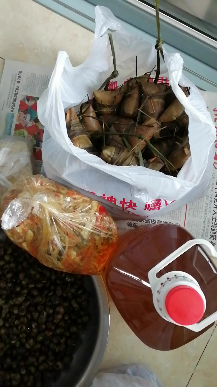 粽子茶油鸭、鹅、土猪肉、土鸡蛋、艾草粿、螺丝装着大家满满的爱