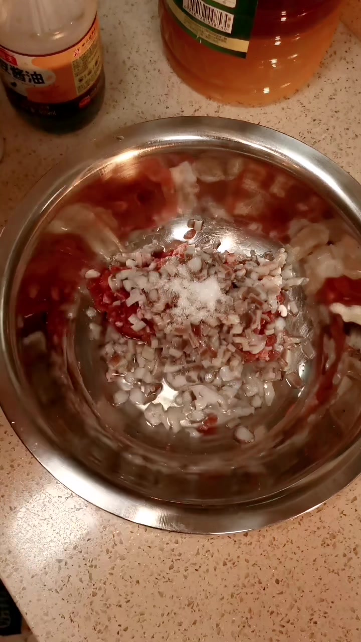 肉丁鱿鱼须加韭菜包饺子