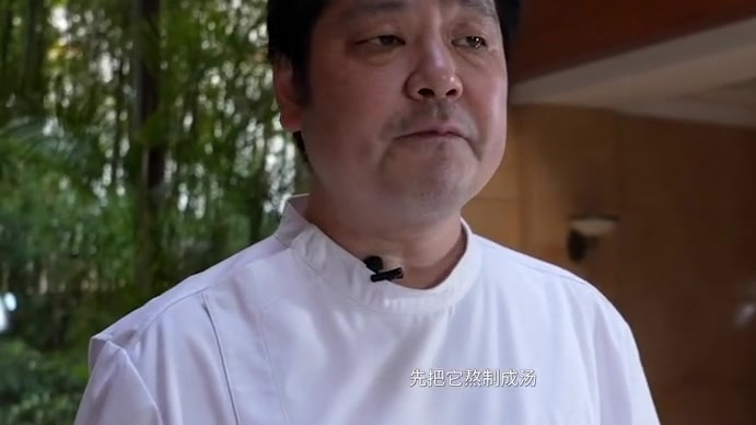 大黄鱼肉质紧致细密,香气浑厚。汤汁熬成浓醇的奶白色。搭配清冽醒神的雪菜,咸与鲜携手步入妙境