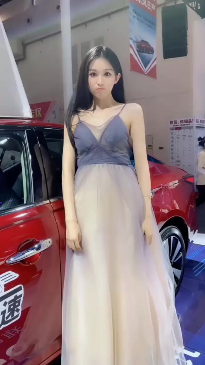 傻傻的女孩为了拍斗鸡眼,差点把美瞳给转掉了!