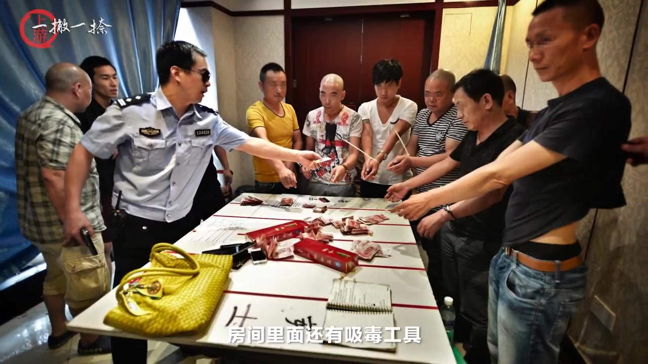 【派出所的“九宫格”】这是关于一名记者和基层派出所民警10年之约的故事。“再忙都来,至少要