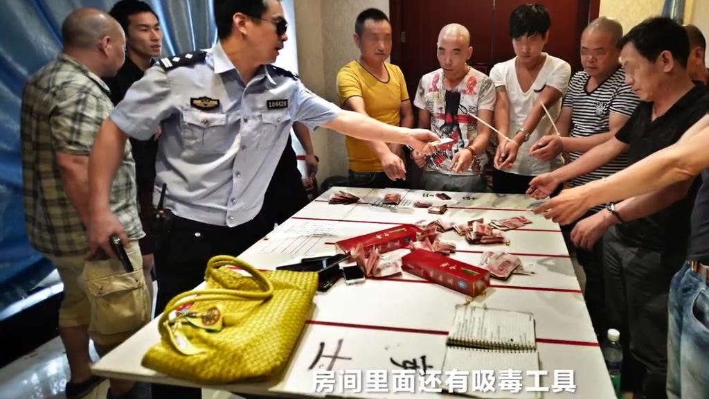 【派出所的“九宫格”】这是关于一名记者和基层派出所民警10年之约的故事。“再忙都来,至少要