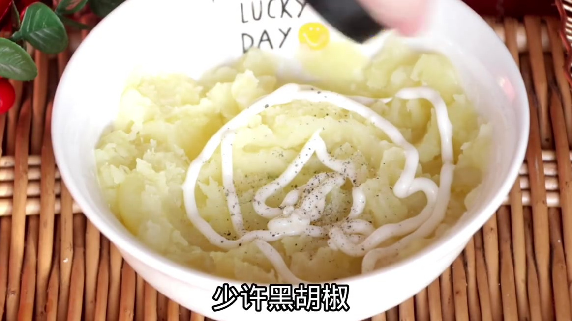 【#看着就喜庆的一道菜#】虾肉鲜嫩Q弹,土豆泥细腻可口,这道富贵灯笼虾简单好做,寓意满满,