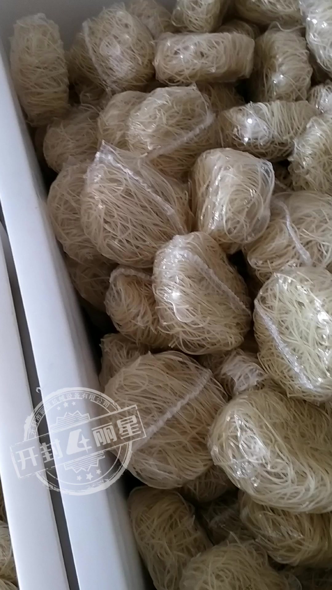 做方便酸辣粉的设备,即食粉丝生产线自动压碗干燥车间运行实拍