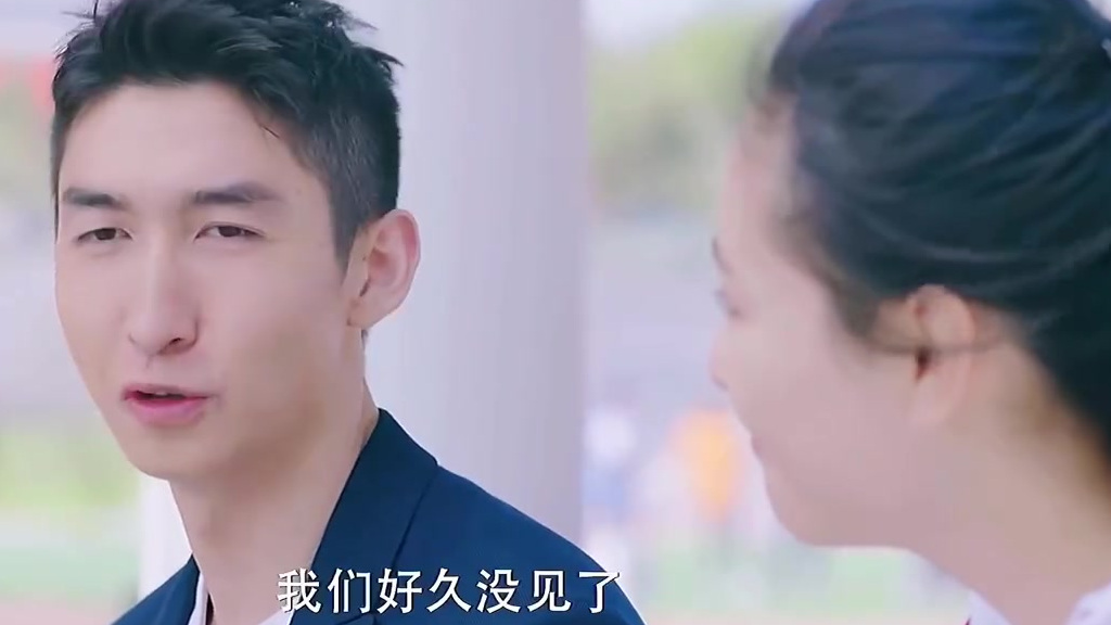 #影视剧中的冬奥选手# 武大靖曾经客串电视剧《冰糖炖雪梨》。剧中,武大靖和吴倩饰演的短道速