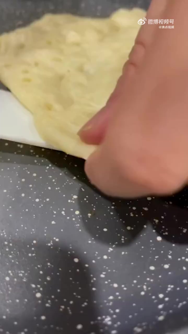 【#女子自制煎饼版冰墩墩雪容融#网友:太可爱 想拿相框裱起来】近日,浙江湖州,女子用煎饼的
