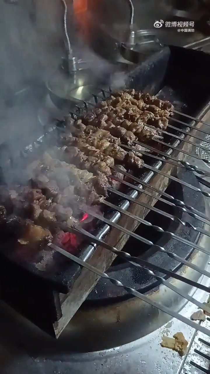 【#超好吃诱人的羊肉串#】腌制好的羊肉串在炭火的熏烤下滋滋冒油,逃逸的香气顺着鼻腔如喉,刺