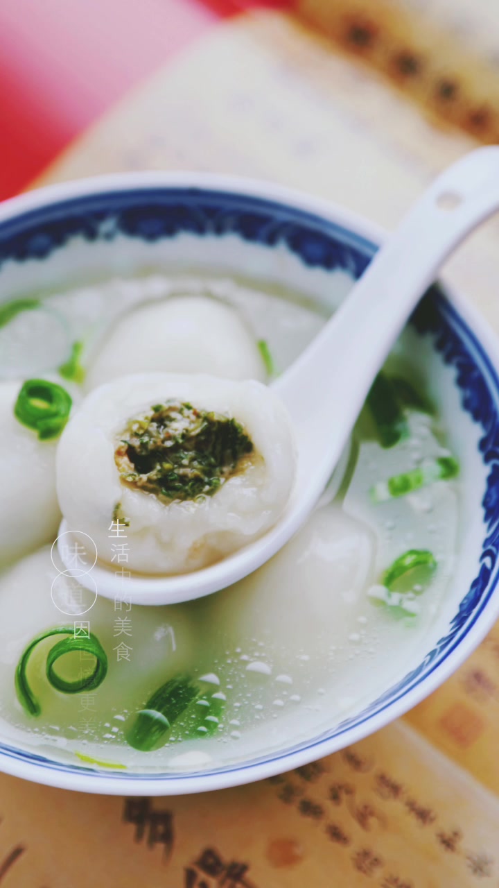 汤圆花样吃,送给你6种汤圆神仙吃法 汤圆吃法多样,从馅来说有甜的,如芝麻花生等,有咸的,如