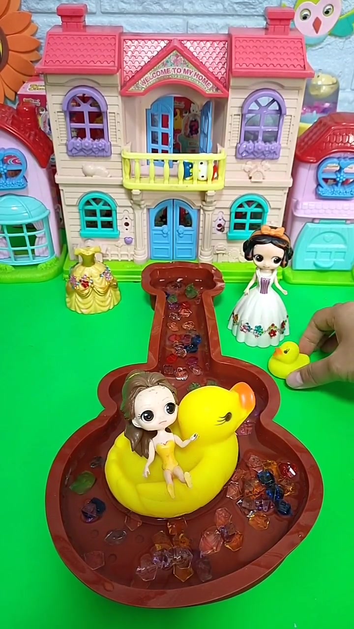 白雪公主的小鸭子游泳圈