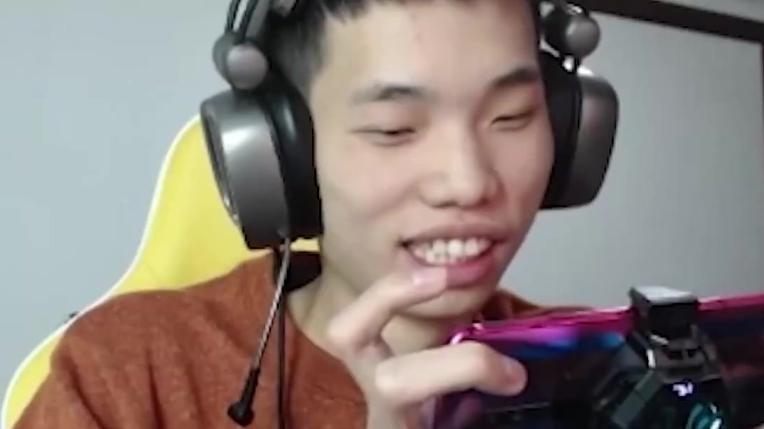 #胖虎快落源泉#“哥!别杀我,我是鲨鱼!”“必须上素材”鲨鱼今天也孰能生巧地吃鸡了呢主播: