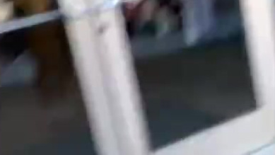 【国外一名店员在服装上发现剧毒黑寡妇蜘蛛被吓到尖叫】据英国《镜报》2月15日报道,国外一名