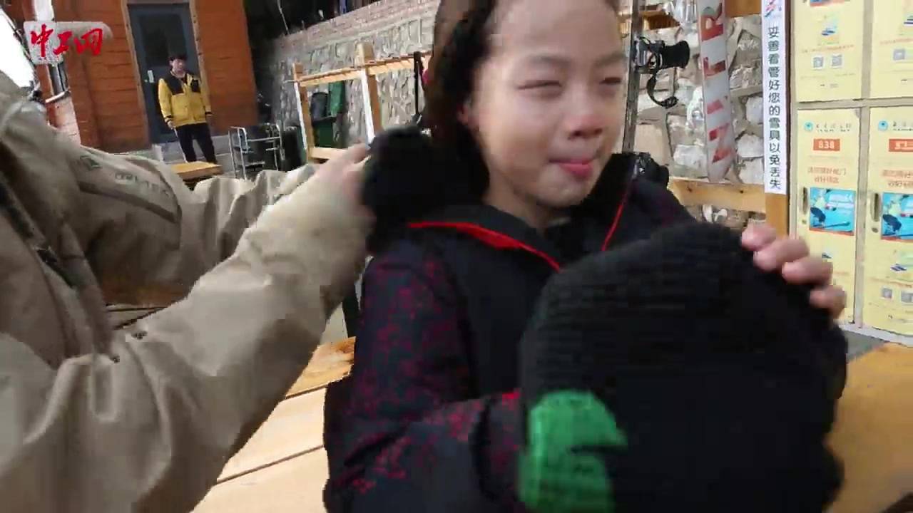 #职爱冬奥#【雪场飞驰的“小蜗牛”】王秋为的小名叫小蜗牛,这个7岁男孩因单板滑雪短视频走红