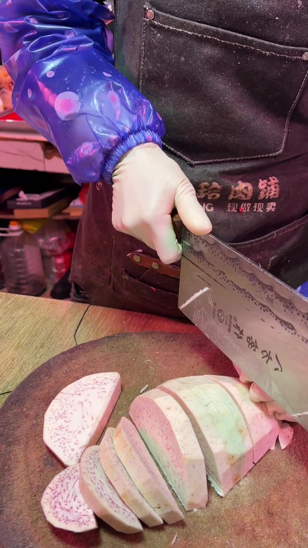 今天分享一道广西人民都爱吃的菜系“芋头扣肉”肥而不腻