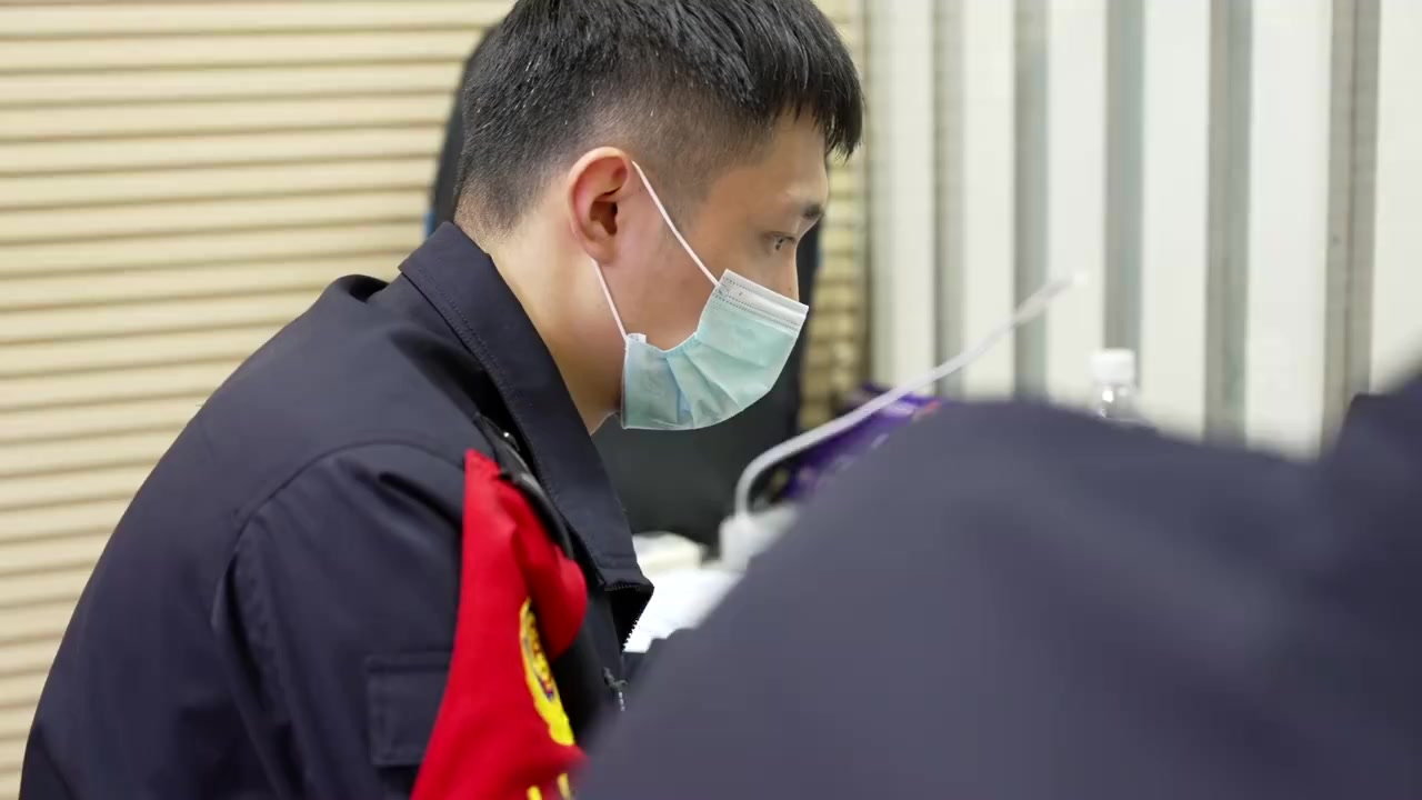 【胆大包天!#海口一男子冒充警察骗财骗色#】近日,海南警方 海口市公安局美兰分局红岛海岸派