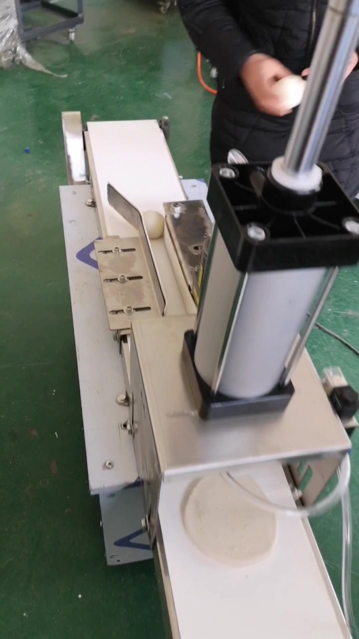 大家一直关注的烧饼是怎么成型的,来看看吧烧饼成型机