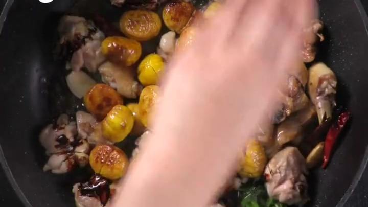 #长城午餐# 咸香可口～板栗烧鸡腿1、板栗划一条口,微波炉高火加热2-3分钟,剥壳。2、锅