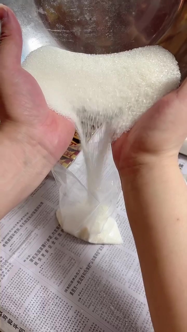 小时候的回忆,有时候拿纸包,有时候拿塑料袋然后用蜡烛火封口!