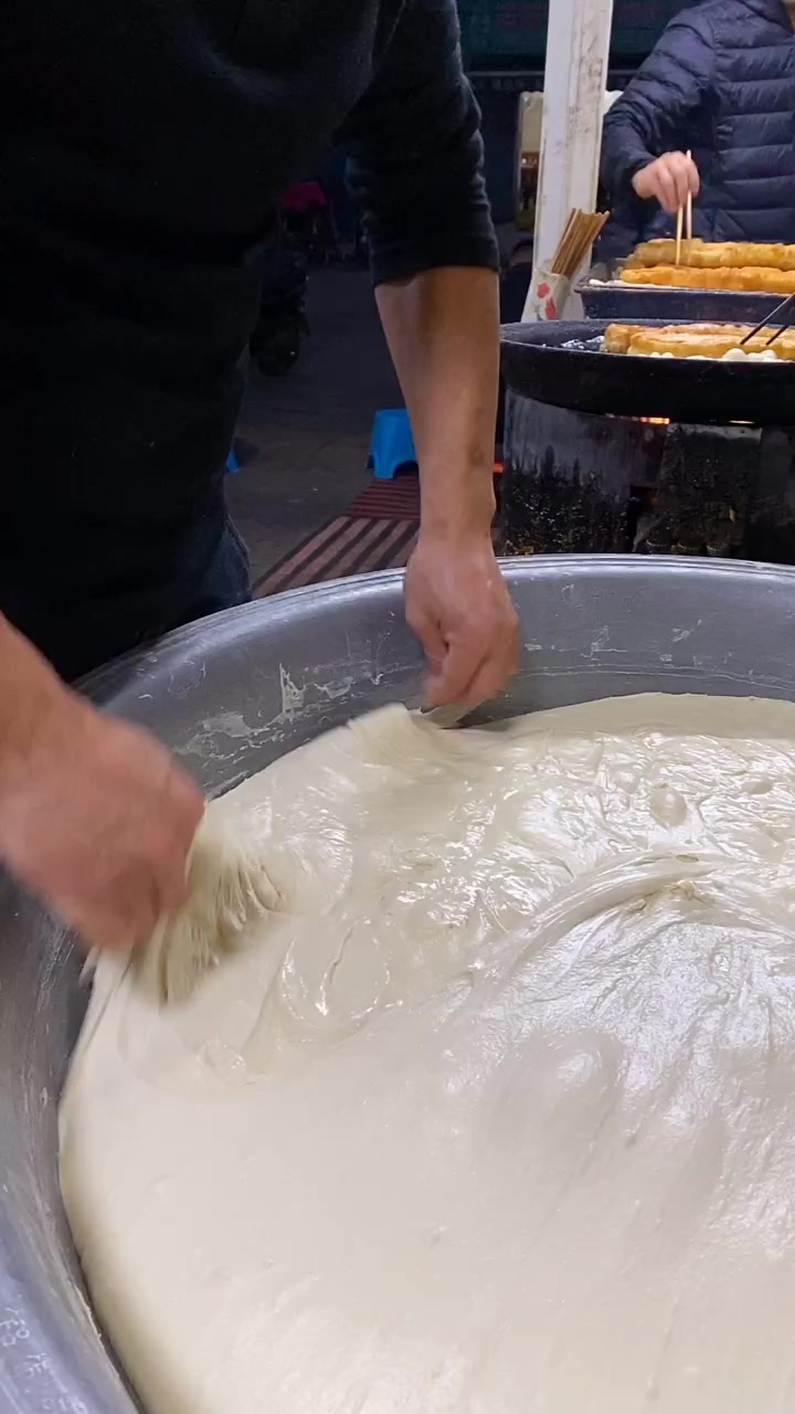 河南杠子油条。又称铁丝挑油条。