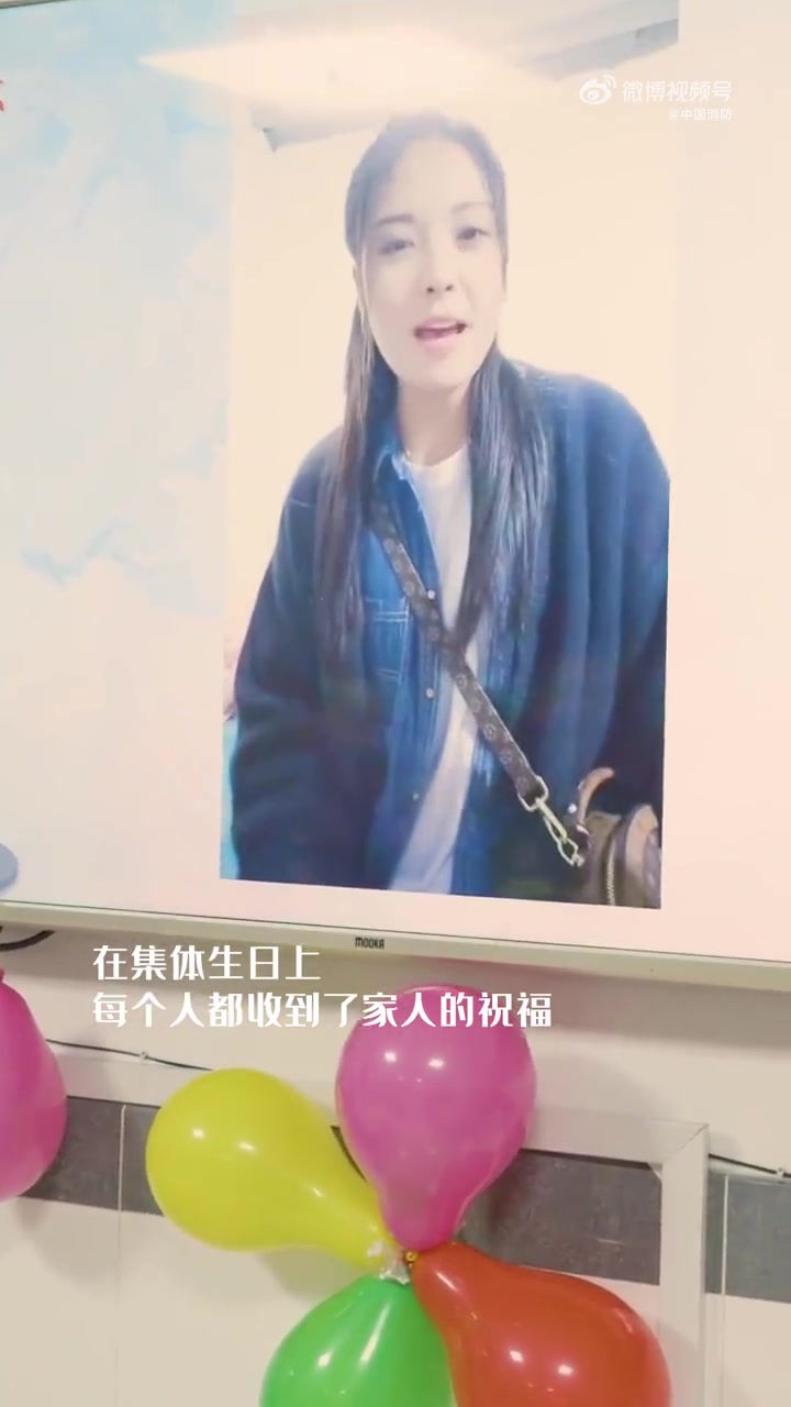 【#父母突然出现消防员秒变小哭包#】近日,上海杨浦,消防站的集体生日会上,队友都收到了家人