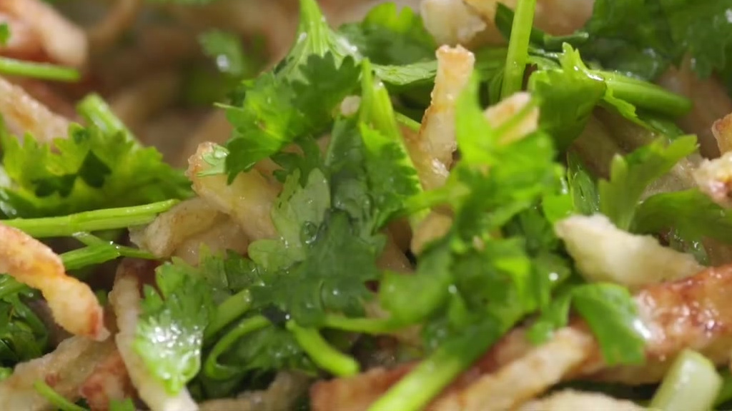 【香菜的“终极”吃法】对于香菜,世界上分两种人,恨死香菜的和爱死香菜的,今天我们用它作为主