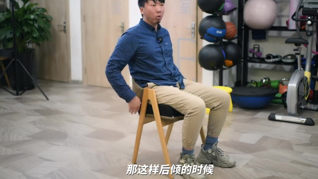 #崃运动#【摆脱腰痛——腰椎两侧疼 康复解析】很多朋友久坐久站后,腰两边的肌肉就紧张酸痛,