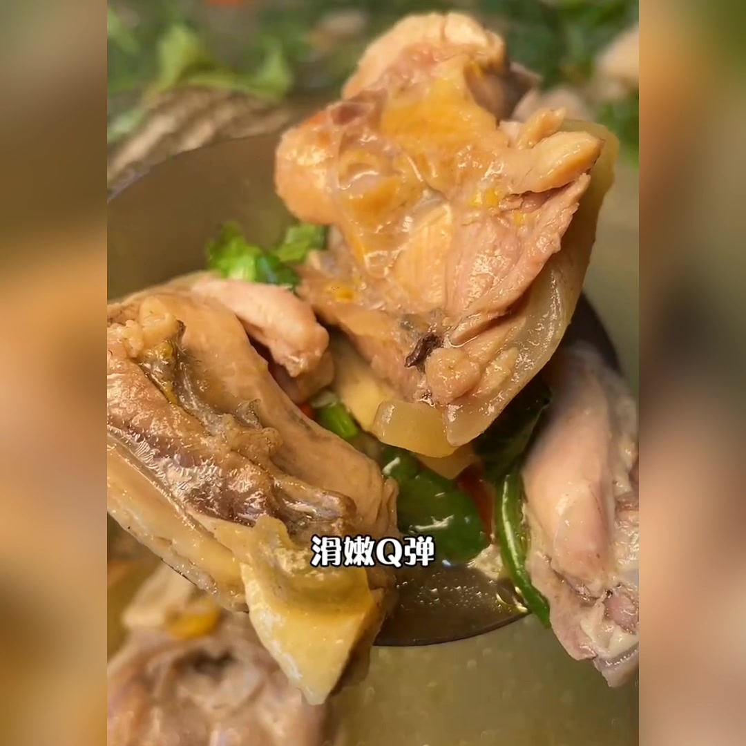 济南一家甲鱼炖鸡,先吃肉后喝汤,真是太过瘾了