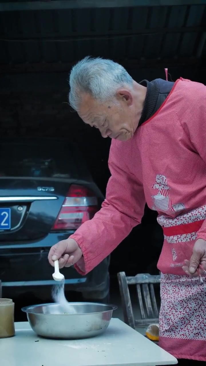 #安徽春日限定美食#【蒿子粑粑必须榜上有名】金寨的老邹叔做的这个蒿子粑粑看起来就超级好吃啊