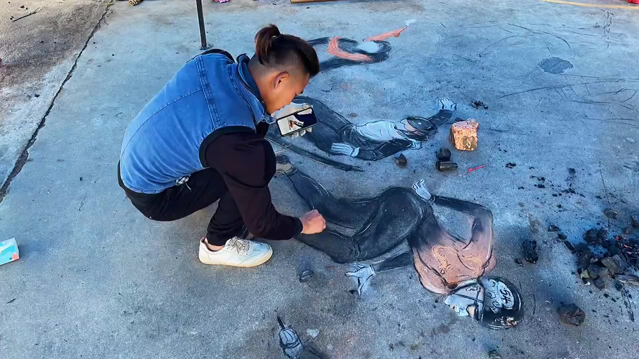 【超燃!#农村小伙用烧火棍画冬奥冠军#】北京冬奥会正式落下帷幕,哪个夺冠瞬间场景令你记忆犹