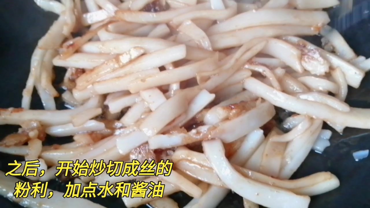 #知识有话说#再次炒粉利吃,就​先炒好酸笋和绿豆芽,再爆一下腊肠,炒包菜,有点绿色。 之后