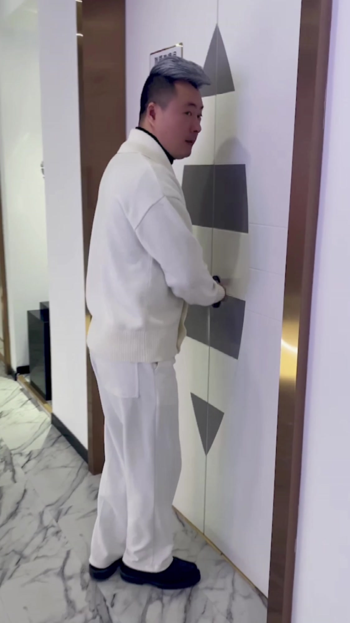 假装提前下班,没想到他们竟然……