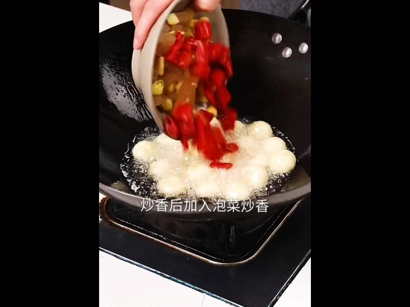 大蒜烧鲶鱼:肉质鲜嫩入味 汤汁浓郁 色香又味美