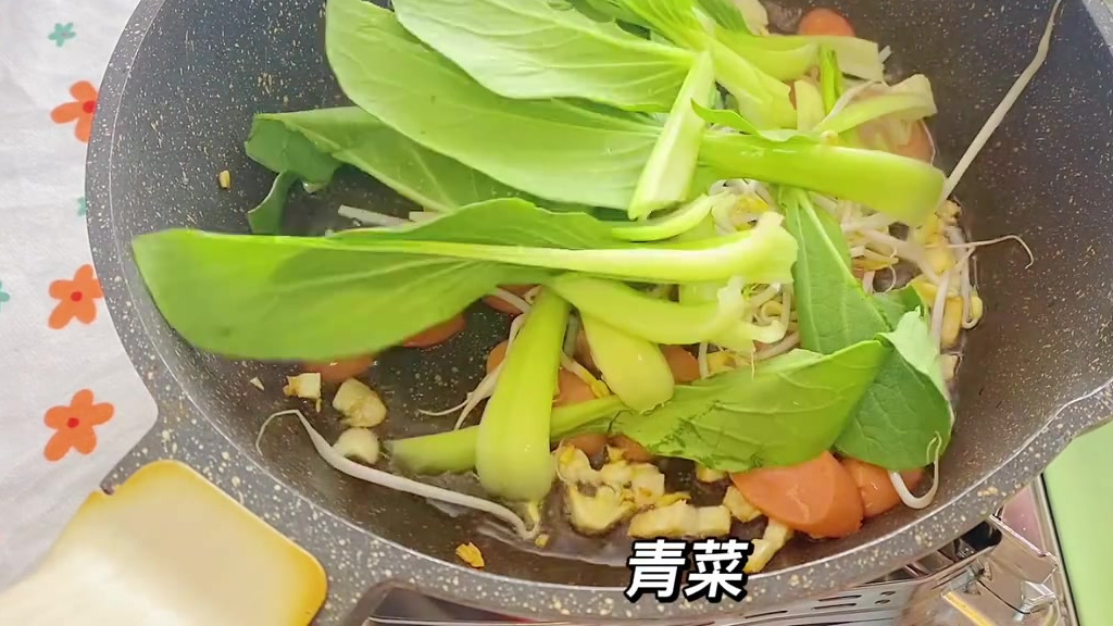 #晚间分享#【#老干妈炒年糕#】年糕软糯香辣,超级入味～吃一次就爱上啦!喜欢的小伙伴一定要