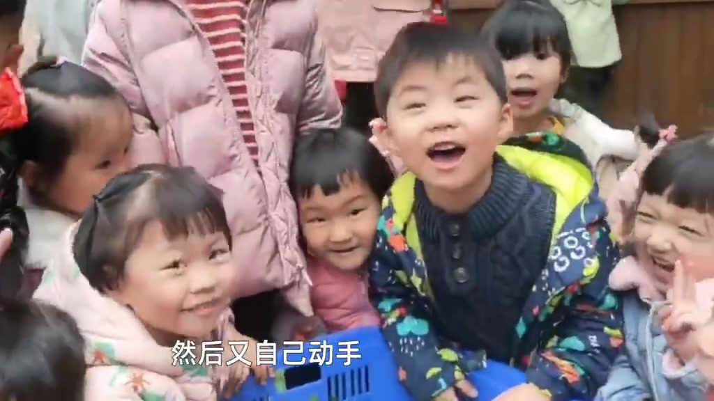【#3岁萌娃自己种菜摘菜炒给父母吃#】3月1日,重庆一幼儿园老师带萌娃们种的蔬菜已成熟,3