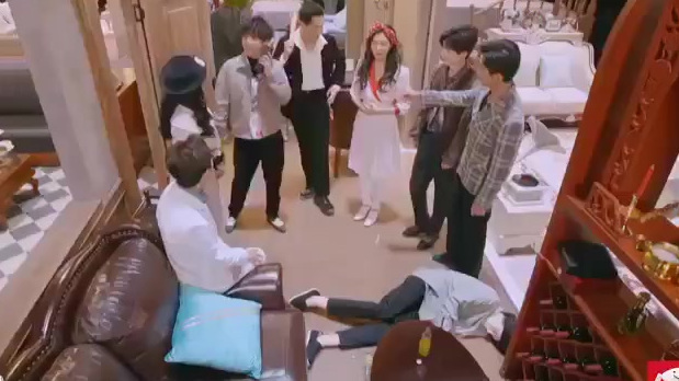 #张若昀是铜锣湾下一代山鸡吗# 笑不活了,张若昀你扛袜子干什么? 